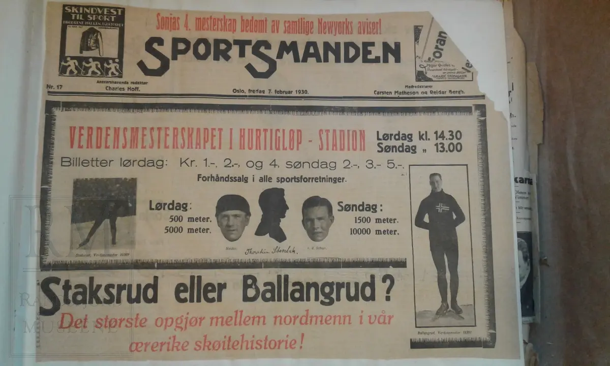 Bok med blanke ark der det er limt inn avisutklipp. Mange aviser og avisutklipp ligger løse inne i boka.