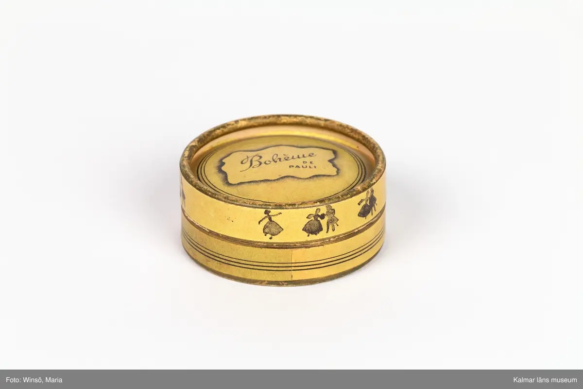 KLM 46157:205. Puderdosa. Pappdosa med rosa rouge inuti. Text: Bohème PUDER F. Pauli.