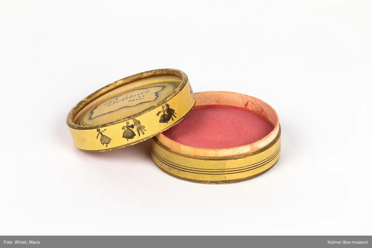 KLM 46157:205. Puderdosa. Pappdosa med rosa rouge inuti. Text: Bohème PUDER F. Pauli.