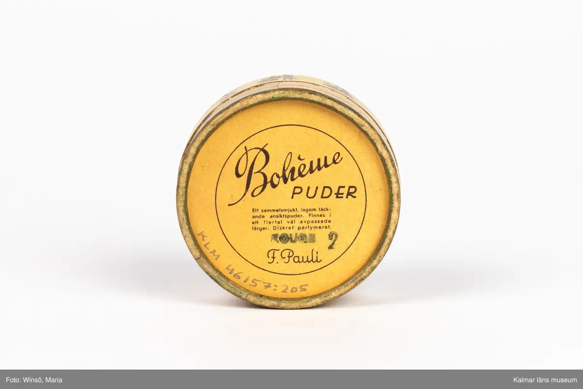 KLM 46157:205. Puderdosa. Pappdosa med rosa rouge inuti. Text: Bohème PUDER F. Pauli.