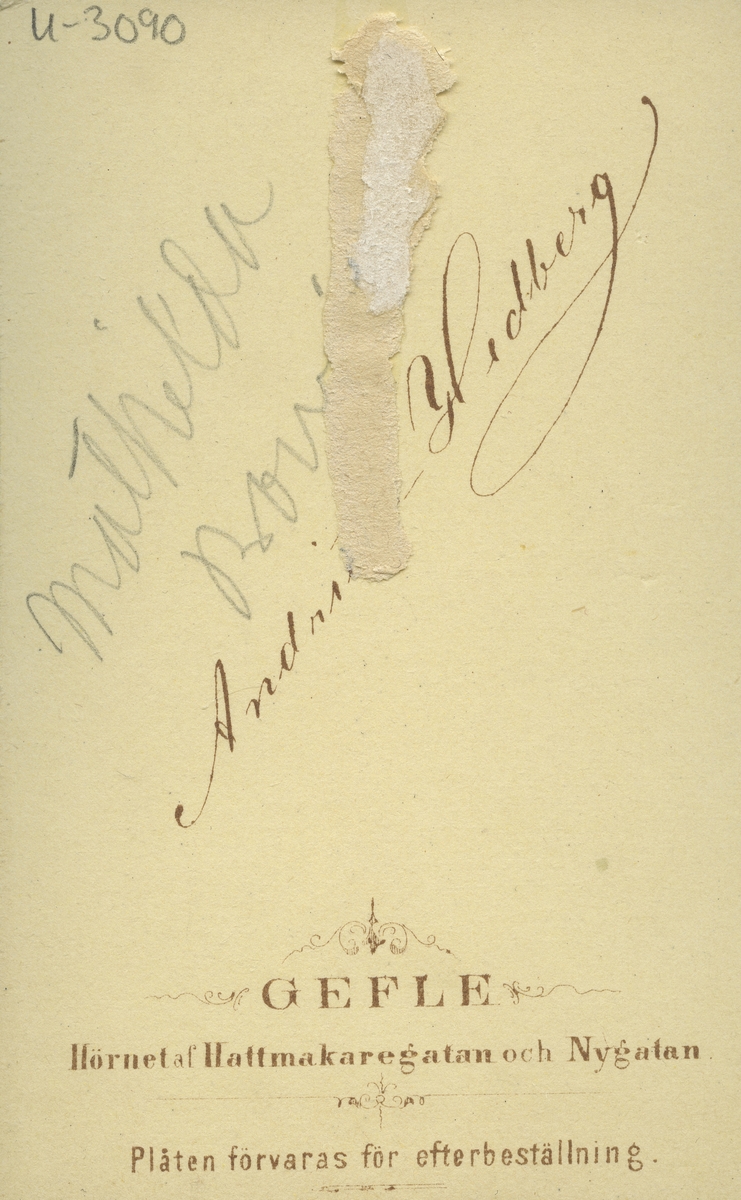 Mathilda Bouvin i sorgedräkt.
Fadern dog 1869.