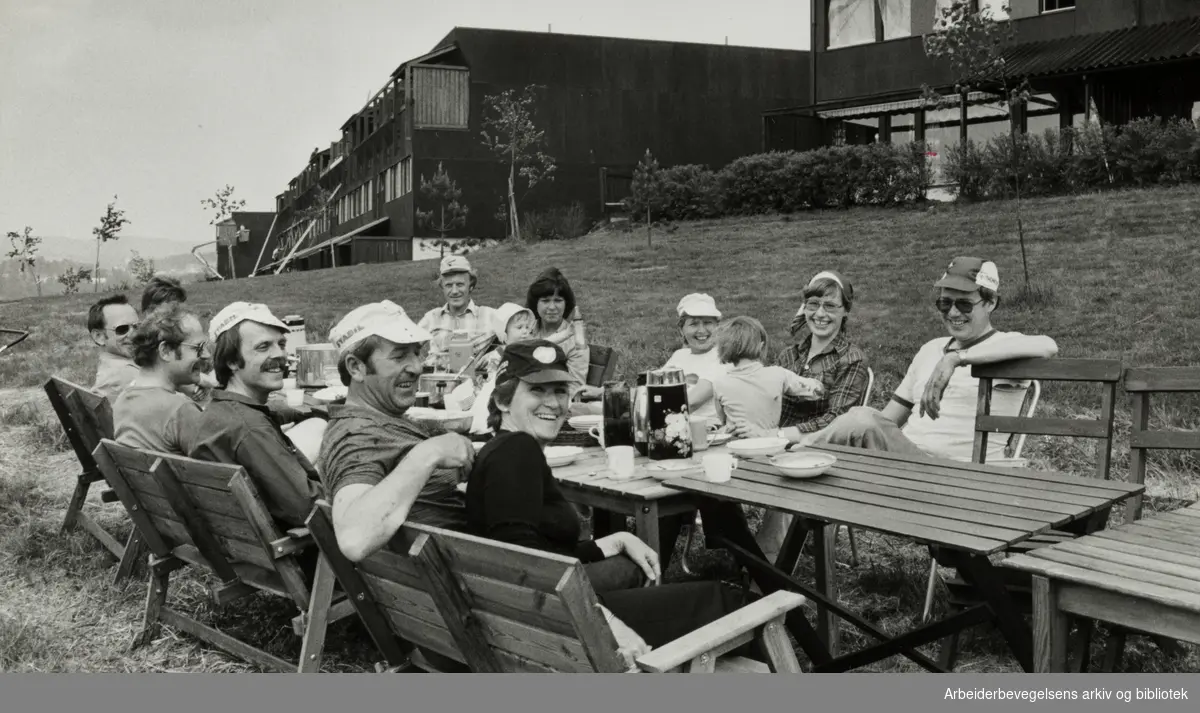 Høybråten. Slåttevangen borettslag. Hyggestund etter dugnad. Mai 1981