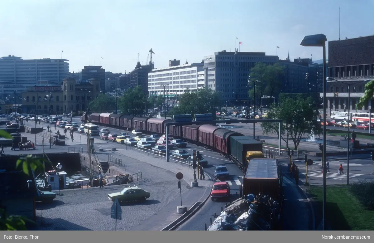 Tog 5039 på Havnebanen passerer over Rådhusplassen, trukket av diesellokomotiv type Di 2