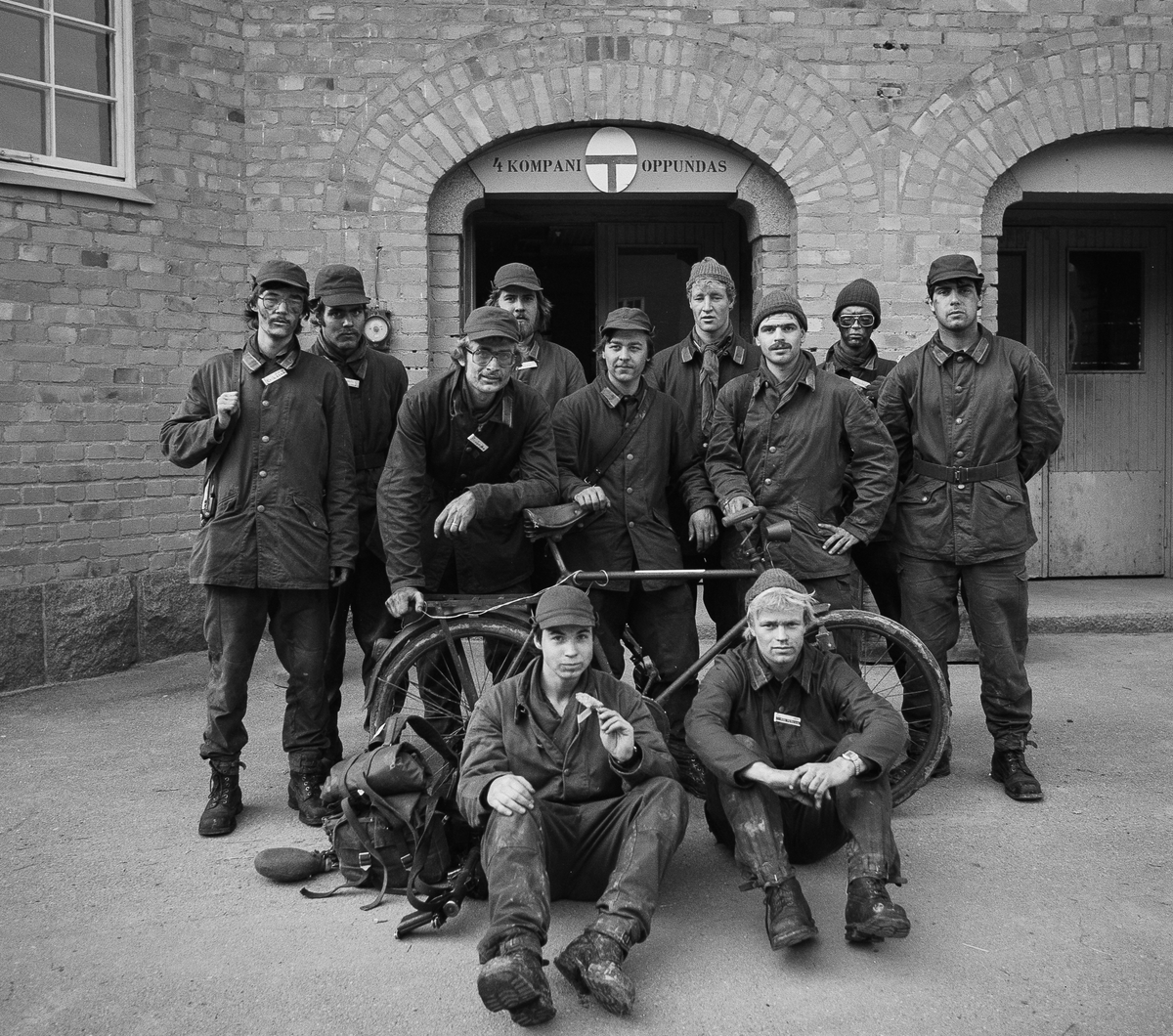 Några gruppchefer från motor- och förplägnadsplutonerna tränar inför soldatprov på cykel.

OBS! två bilder.