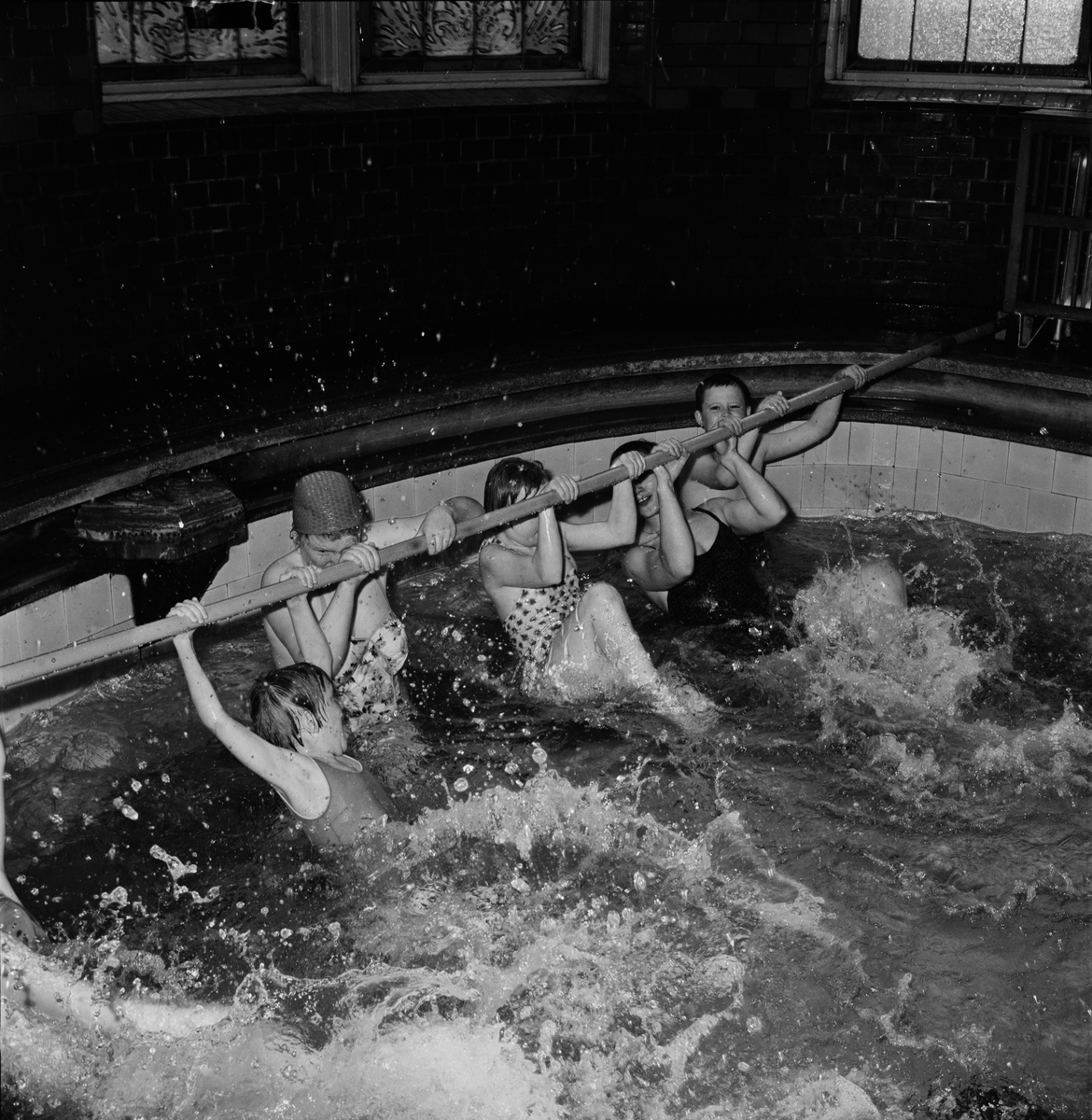 Centralbadet - "vattenlekar i romerska badet", Uppsala 1964