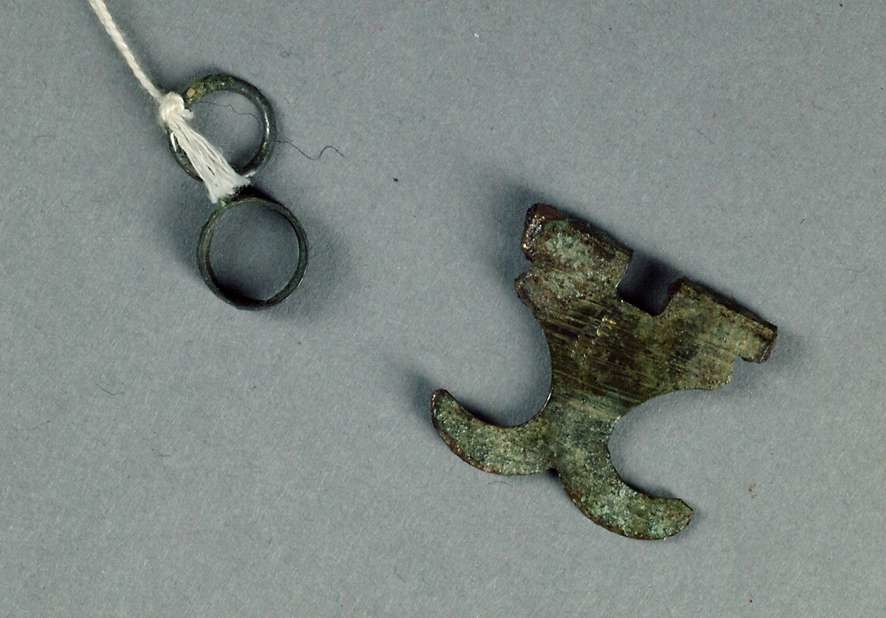 Samling av föremål: 22 fragment av kritpipor, ett skal av hasselnöt, en bencylinder med gänga samt en pryl med träskaft. (Bilderna visar järnföremål före och efter konservering.)
Bland kritpiporna identifierat:
1) Holländsk pipa med klackmärke med "6-streckig stjärna". Trolig tillverkare Jaime Starre, verksam i Gouda 1680-1690.
2) Huvud från svensk pipa tillverkad av Carl Wettervik i Stockholm 1755-1798. I nedre högra hörnet av skölden, de tre kronorna är men en över och två nere.
3) Huvud från engelsk pipa med reliefdekor på högra sidan bestående av "IP" inom ring. Tillverkad av James Pearce i Bristol ca 1700-1730.
4) Huvud från holländsk pipa med klackmärke "Svan". Trolig tillverkare Jan de Jams, verksam i Gouda 1719-1730.