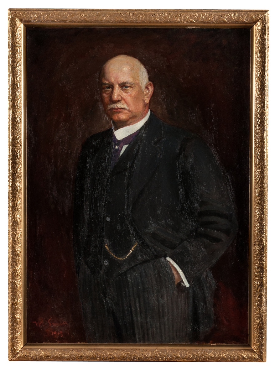 Tavla, olja på duk. Förgylld ram. Porträtt av disponent vid Hofors bruk Per Eriksson (1851-1928) utfört av Wilhelm Smith 1919. Målningen har ägts av Per Eriksson och senare Hedvig Ulfsparre och hängt på Hofors herrgård och senare Kungsgårdens herrgård.