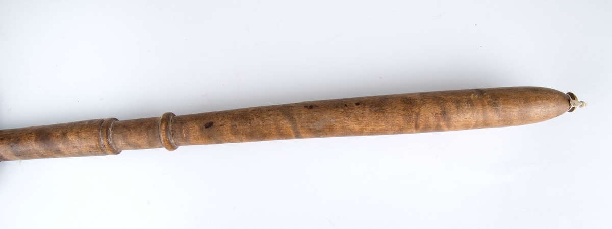 Kjøtthakke med dreid skaft og blad med utskåret dekor. To stk., treskaft.