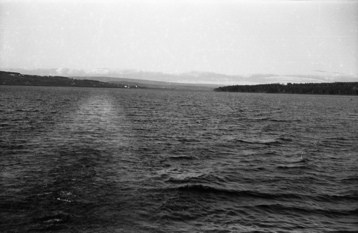 Fem avfotograferte bilder som synes å være tatt utover Mjøsa, delvis fra land, delvis trolig fra båt, og i ulike retninger.
-Bilde nr. 1: Mot Nessundet fra Kapp-sida
-Bilde nr. 2: Mot Skreifjella (til høyre)
-Bilde nr. 3: Odden til høyre i bildet trolig på Toten-sida, kanskje i nærheten av Diktimot, Stange-landet lengst borte
-Bilde nr. 4: Synes å være Skreifjella til venstre i bildet. I så fall mot Sundvika til høyre i bildet, bak det som muligens er Hensvold-odden
-Bilde nr.5: Mot Skreifjella til venstre, og mot Minnesund rett over seilbåten.