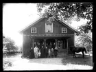 Familj framför bostadshus