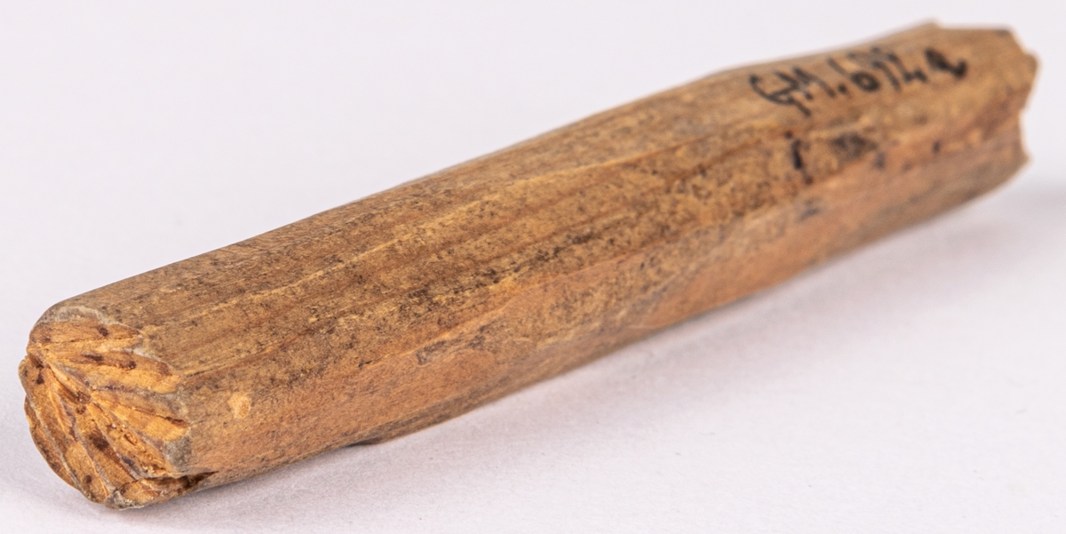 Messmörsstämpel
Acc.kat.
Doris i trä. Liten stämpel att stämpla messmörsbröd med.

Lappkort.
"Dorisar" av trä, 6 stycken. längd 5,4-11,3 cm. Använda till kantprydnad av messmörsbullar. I änden av de pinnformiga Dorisarna äro sålunda geometriska ornament utskurna.