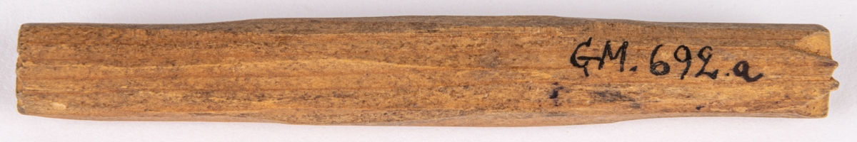 Messmörsstämpel
Acc.kat.
Doris i trä. Liten stämpel att stämpla messmörsbröd med.

Lappkort.
"Dorisar" av trä, 6 stycken. längd 5,4-11,3 cm. Använda till kantprydnad av messmörsbullar. I änden av de pinnformiga Dorisarna äro sålunda geometriska ornament utskurna.