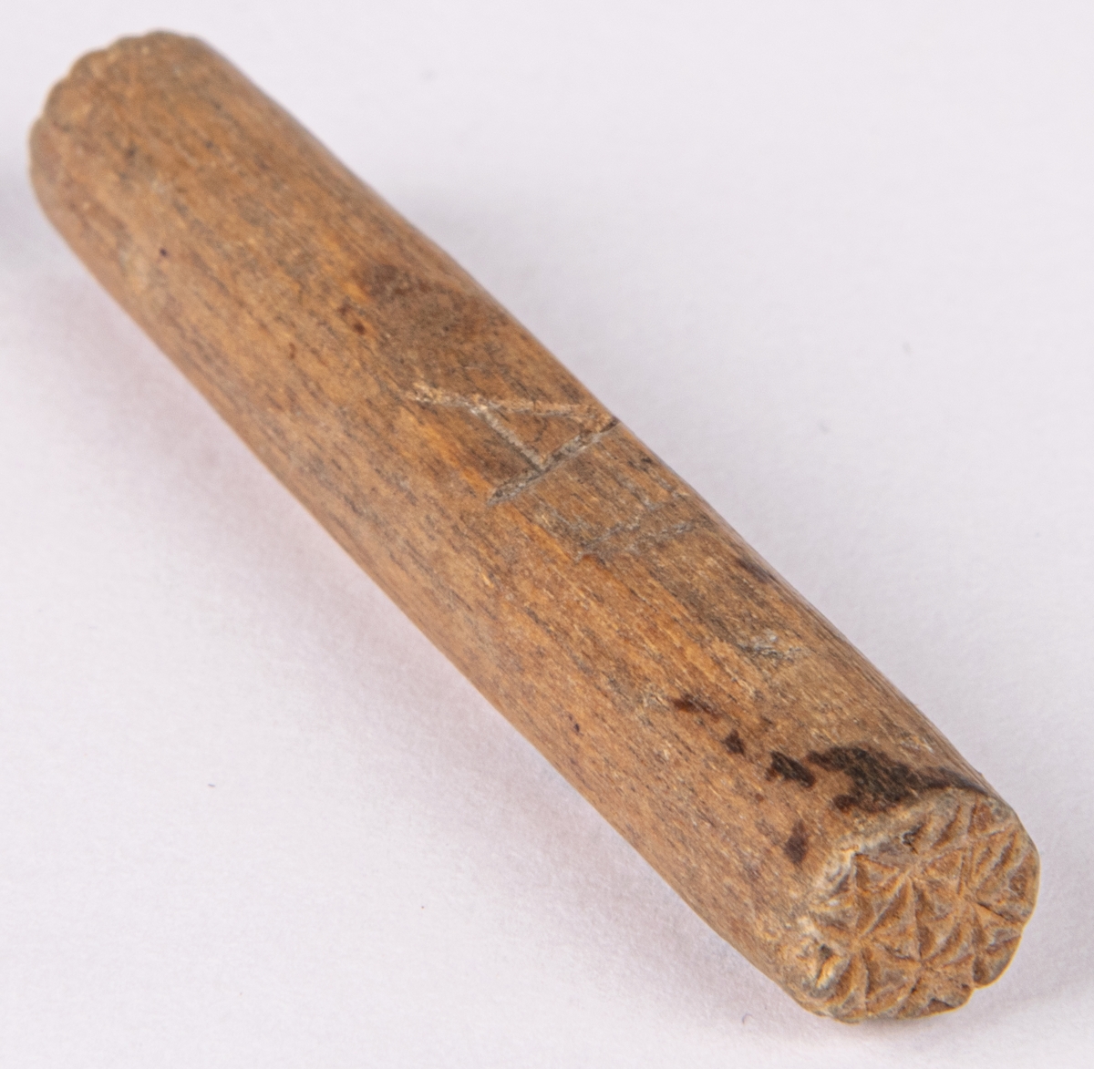 Messmörsstämpel
Acc.kat.
Doris i trä. Liten stämpel att stämpla messmörsbröd med.

Lappkort.
"Dorisar" av trä, 6 stycken. Längd 5,4-11,3 cm. Använda till kantprydnad på  messmörbullar. I änden av de pinnformiga dorisarna äro sålunda geometriska ornament utskurna.