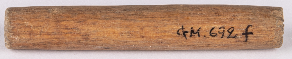 Messmörsstämpel
Acc.kat.
Doris i trä. Liten stämpel att stämpla messmörsbröd med.

Lappkort.
"Dorisar" av trä, 6 stycken. Längd 5,4-11,3 cm. Använda till kantprydnad på  messmörbullar. I änden av de pinnformiga dorisarna äro sålunda geometriska ornament utskurna.