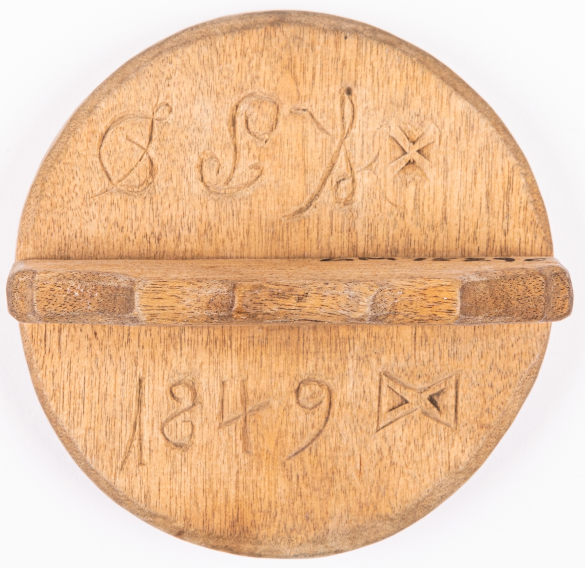 Acc. katalog. 
Kakformar, messmörkrus av trä, snidade, 6 st. Tre märkta, V.P.D 1849, A.O.D 1821, M.F.D 1829.

Lappkort.
Messmörkrus, kakstämplar av björkträ 6 st. Anv i kyrkan.
c/ runt, ristat geomert. mönster. Diam. 5,8 cm. Ristat; X V.P.D 1849.