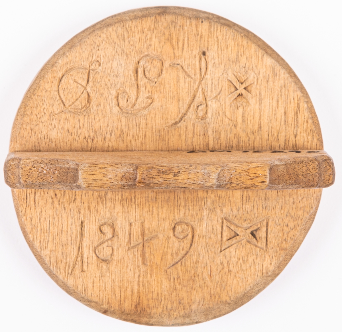 Acc. katalog. 
Kakformar, messmörkrus av trä, snidade, 6 st. Tre märkta, V.P.D 1849, A.O.D 1821, M.F.D 1829.

Lappkort.
Messmörkrus, kakstämplar av björkträ 6 st. Anv i kyrkan.
c/ runt, ristat geomert. mönster. Diam. 5,8 cm. Ristat; X V.P.D 1849.