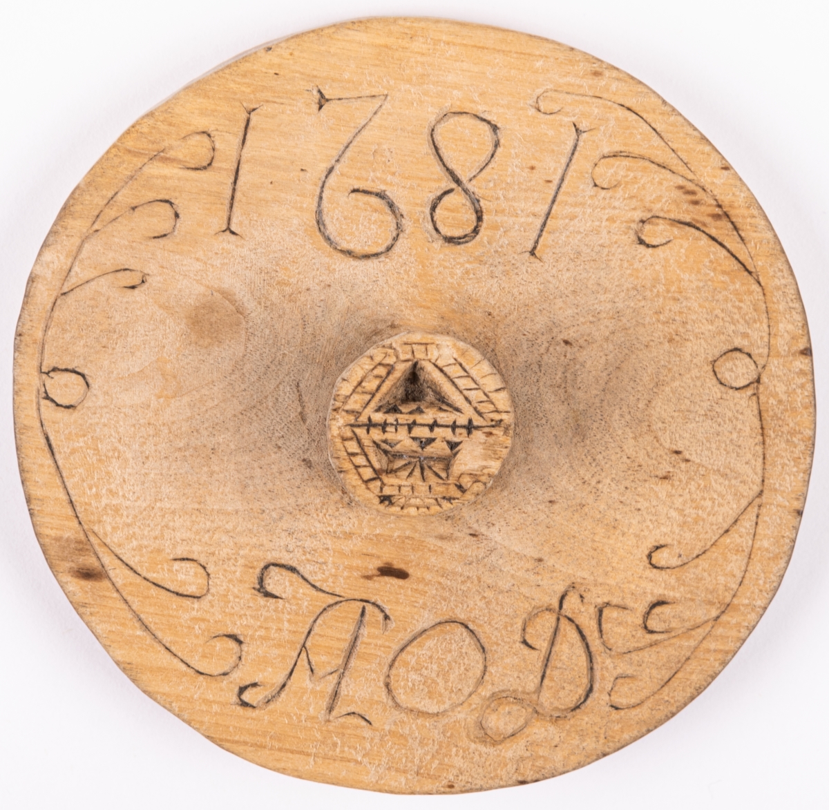 Acc.kat.
Kakformar, messmörkrus av trä, snidade. 6 st. 3 märkta; V.P.D 1849, A.O.D 1821, M.F.D 1829.

Lappkort.
Messmörkrus, kakstämplar av björkträ, 6 st. Anv i kyrkan.

d/ runt, med toppform. naturvuxet handtag. Ristat geometr.mönster.Diam. 7 cm. Ristat;     A.O.D 1821