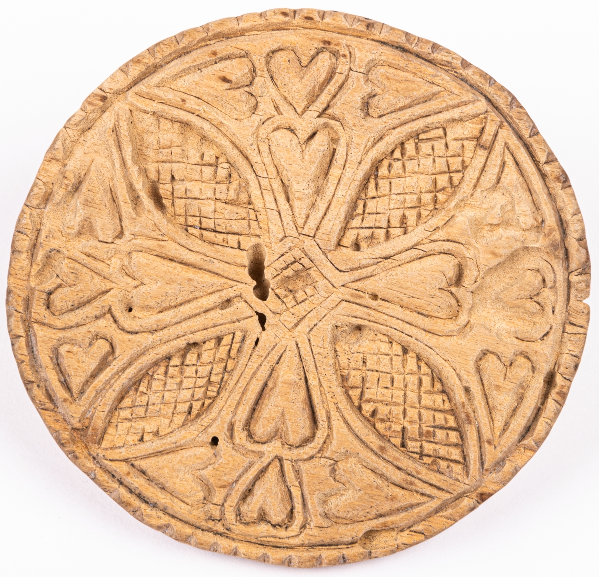 Acc.katalog.
Messmörkrus, kakformar av trä 6 st. Tre märkta; X V.P.D 1849, A.O.D 1821, M.F.D 1829. kakorna användes i kyrkan. 

Lappkort.
Messmörkrus, kakstämplar av björkträ, 6 st. Anv i kyrkan.
f/ runt, med handtag av kort naturvuxen tapp. Diam 6,6 cm. Ristat mönster av rutornerade blad samt utfyllnad av hjärtan. Ristt; JAD; IJÅ; NDA
