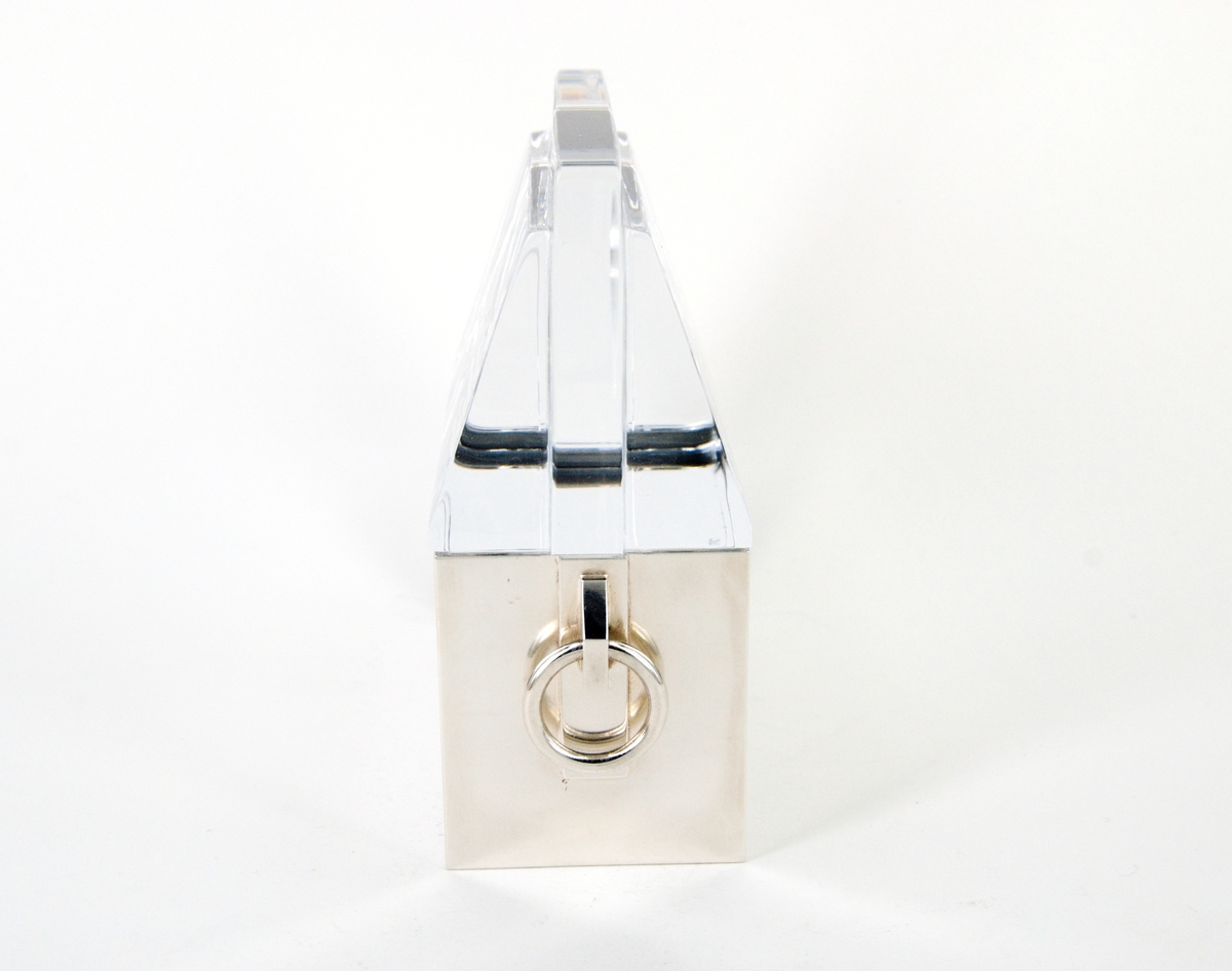 Skulptur, "Uppsala" av Gunna Cyrén. Av silver och glas. Föreställande, schematiskt, S:t Eriks relikskrin i Uppsala domkyrka. 
Slät dekorerad underdel i silver samt tak (löst), av massivt glas. Öglor i underdelens kortsidor.

Mindre skada i glaspartiets ena kortsida nertill.