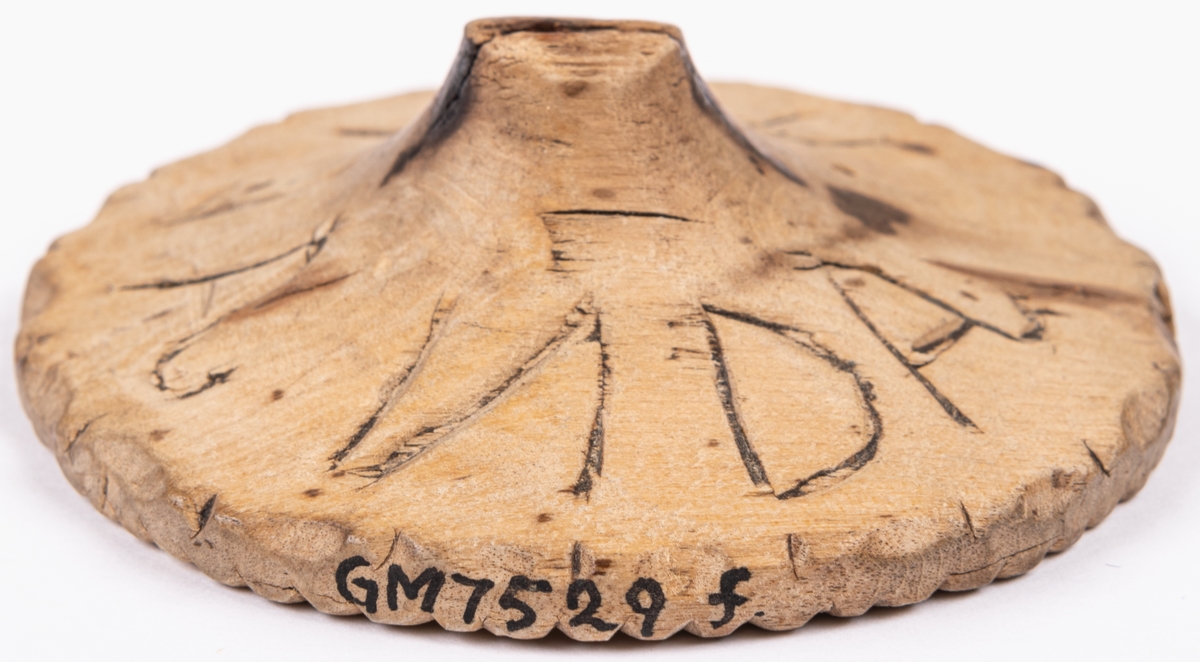 Acc.katalog.
Messmörkrus, kakformar av trä 6 st. Tre märkta; X V.P.D 1849, A.O.D 1821, M.F.D 1829. kakorna användes i kyrkan. 

Lappkort.
Messmörkrus, kakstämplar av björkträ, 6 st. Anv i kyrkan.
f/ runt, med handtag av kort naturvuxen tapp. Diam 6,6 cm. Ristat mönster av rutornerade blad samt utfyllnad av hjärtan. Ristt; JAD; IJÅ; NDA