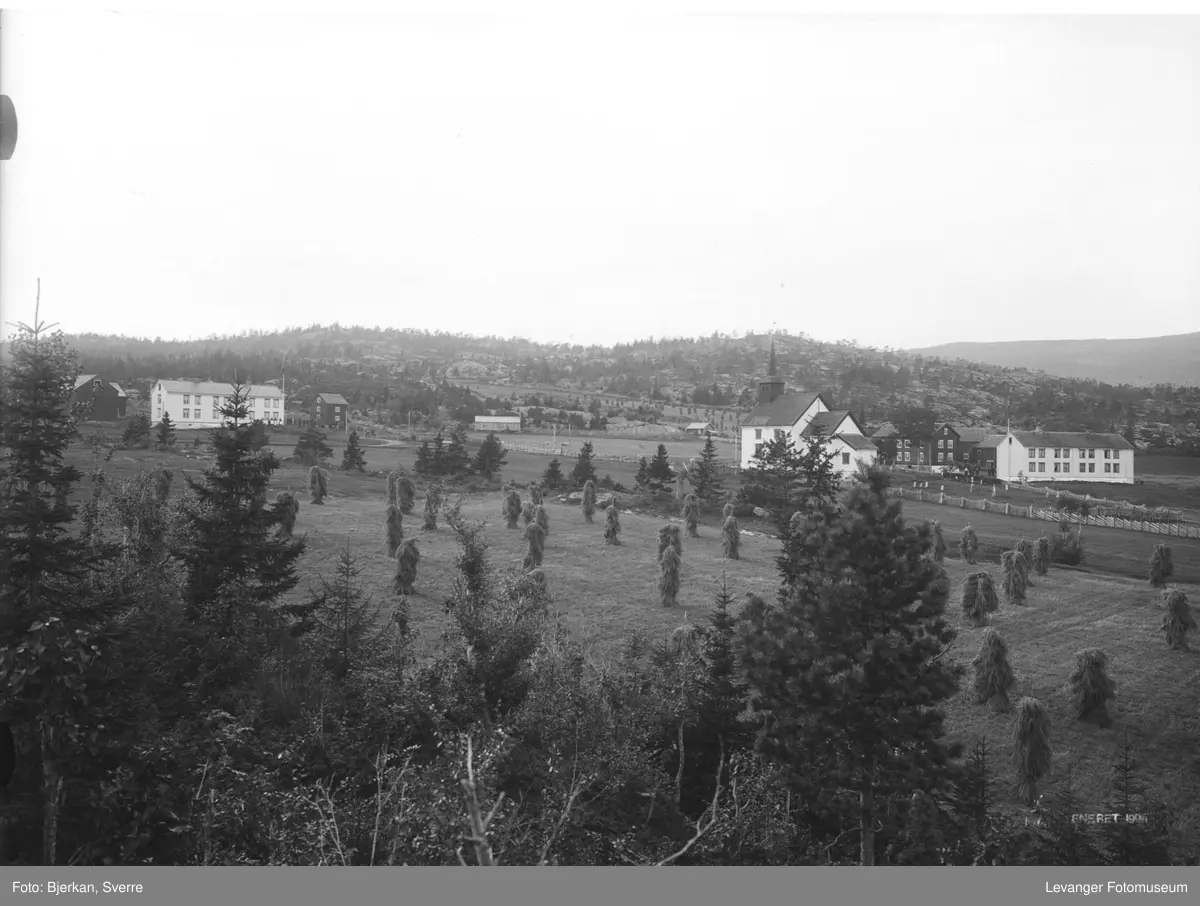 Vestvik kirke  i Framverran, gårder og kulturlandskap