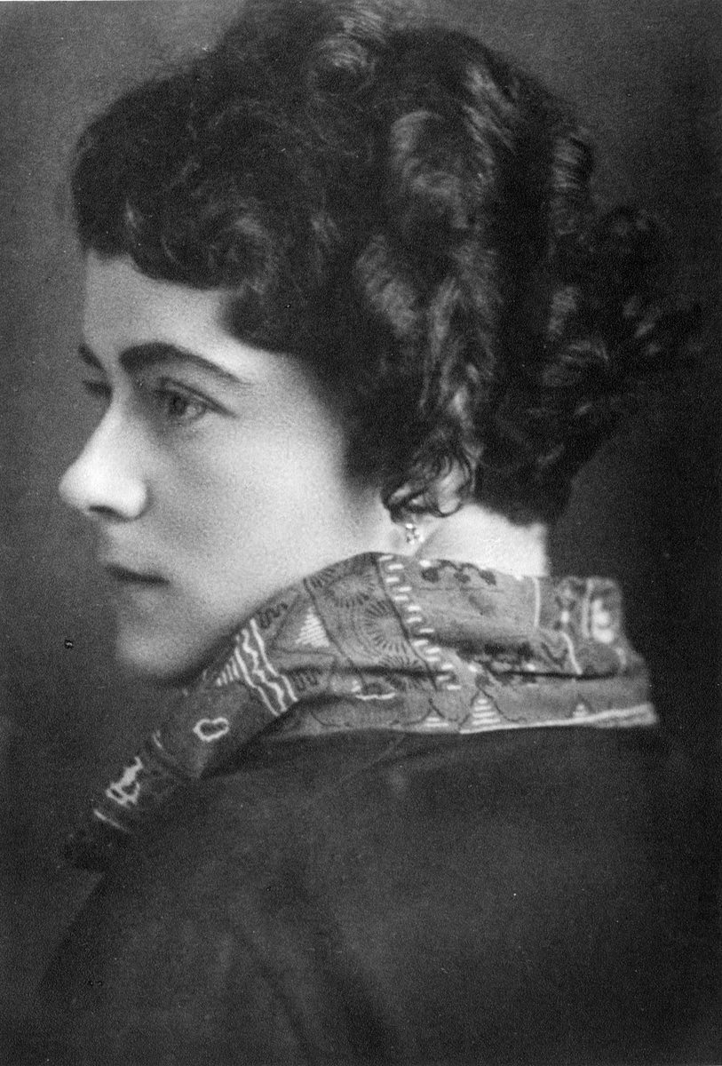 a og c: Victoria Bachke foran Johan Daniel Berlins "Monochordon Unicum". Bildet er tatt i entreen i utstillingen i Hovedbygningen på Ringve. 
b: Portrett av Victoria Bachke.