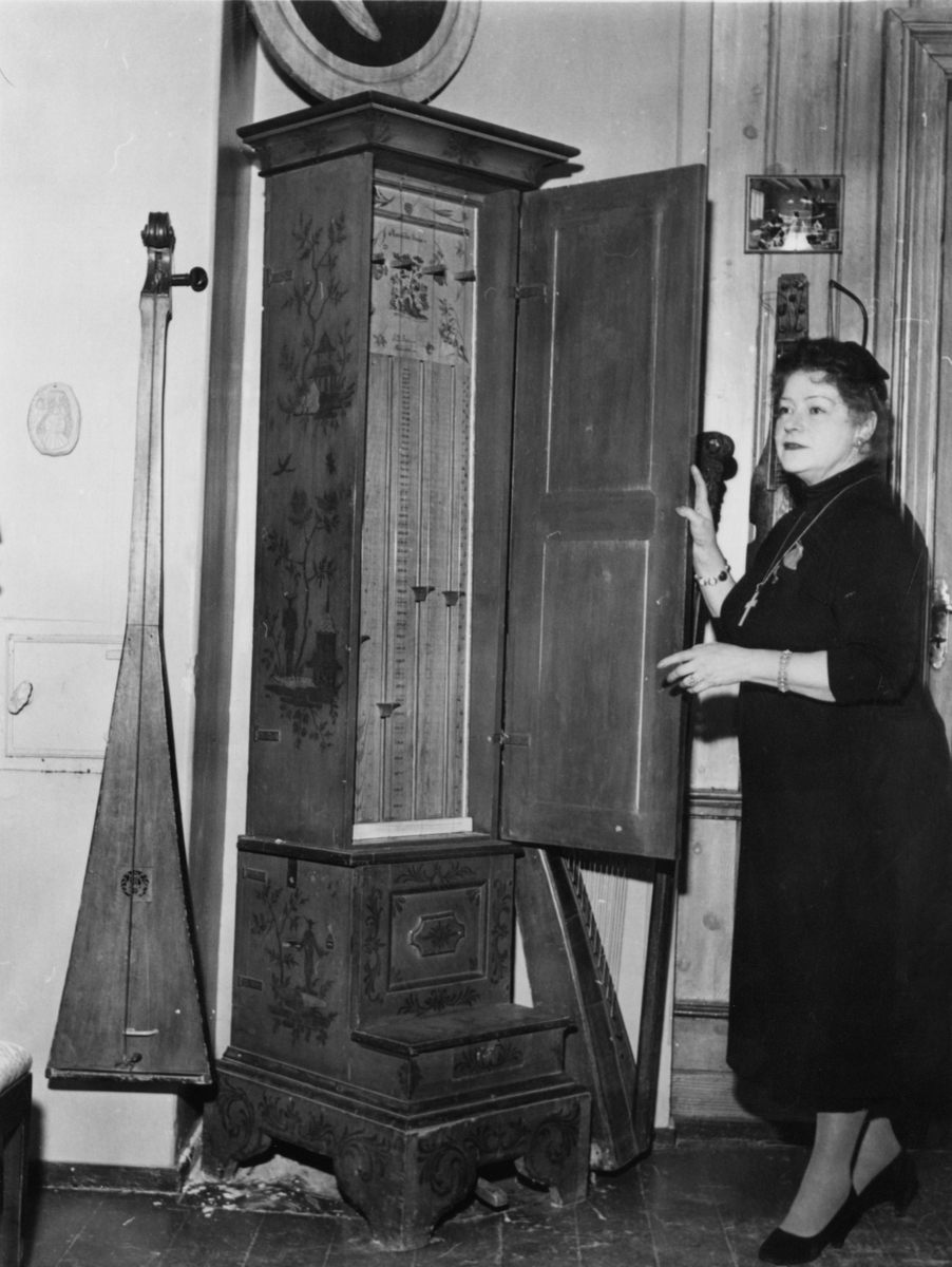 a og c: Victoria Bachke foran Johan Daniel Berlins "Monochordon Unicum". Bildet er tatt i entreen i utstillingen i Hovedbygningen på Ringve. 
b: Portrett av Victoria Bachke.