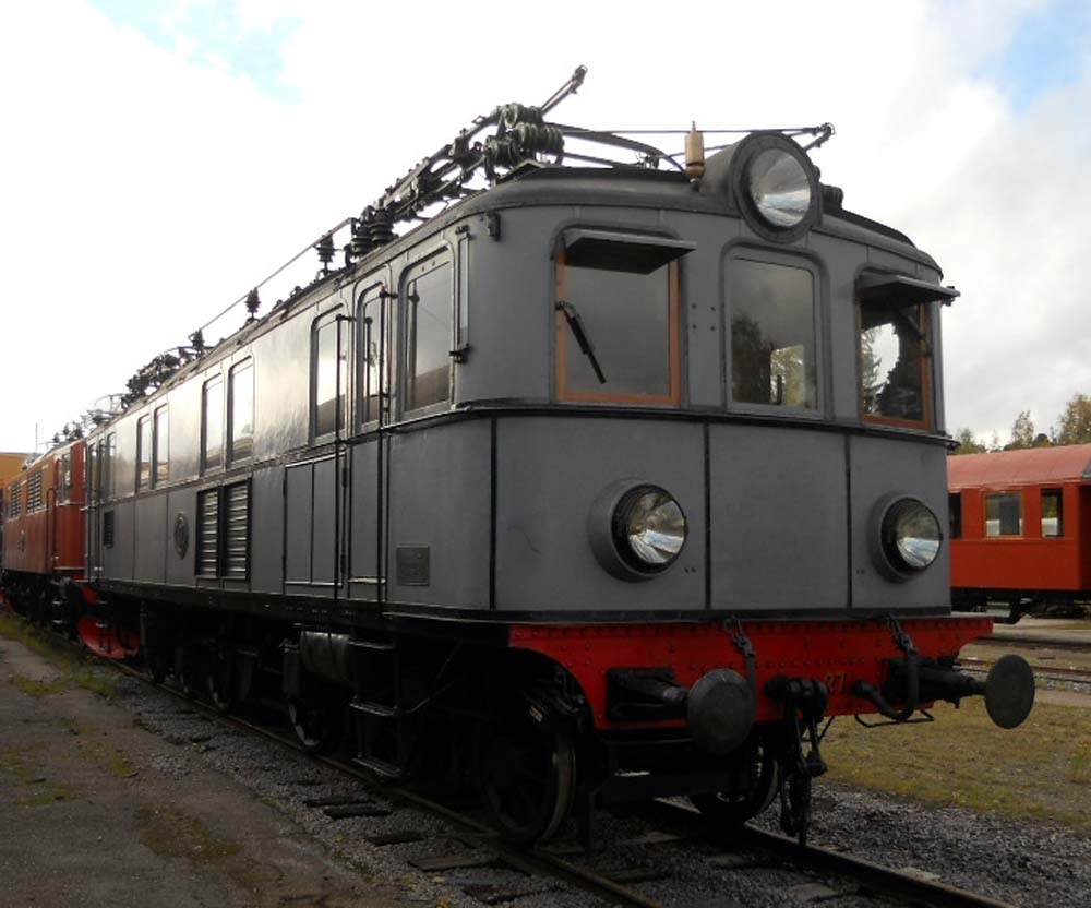 Ellok litt Pa nr 27.

Lok 27 är ett av två snälltågslok, som i princip är uppbyggda som de första malmtågloken, men som enkellok. Motorn är två meter i diameter och driver utan kugghjul, via koppelstänger, lokets blindaxel.
Loket är i 1930 års utförande och i körbart skick.
Plåtklädd träkorg, blågrå.