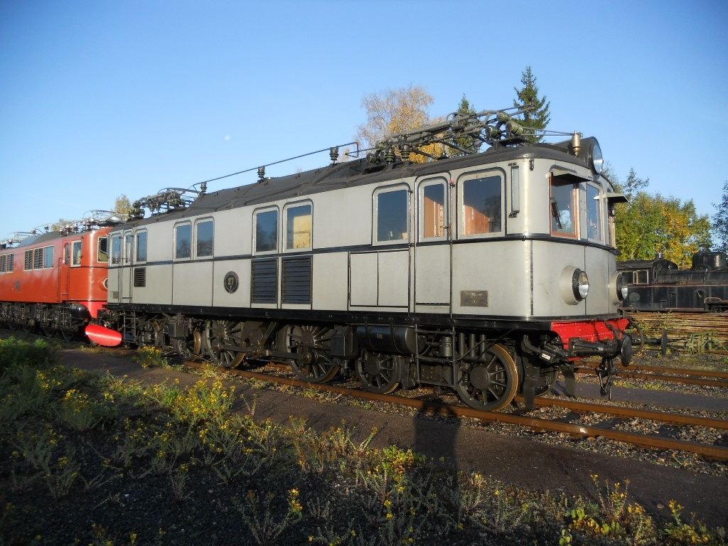 Ellok litt Pa nr 27.

Lok 27 är ett av två snälltågslok, som i princip är uppbyggda som de första malmtågloken, men som enkellok. Motorn är två meter i diameter och driver utan kugghjul, via koppelstänger, lokets blindaxel.
Loket är i 1930 års utförande och i körbart skick.
Plåtklädd träkorg, blågrå.