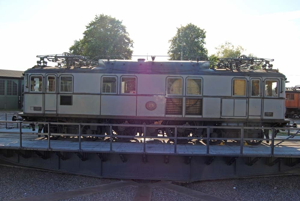 Ellok litt Pa nr 27.

Lok 27 är ett av två snälltågslok, som i princip är uppbyggda som de första malmtågloken, men som enkellok. Motorn är två meter i diameter och driver utan kugghjul, via koppelstänger, lokets blindaxel.
Loket är i 1930 års utförande och i körbart skick.
Plåtklädd träkorg, blågrå.