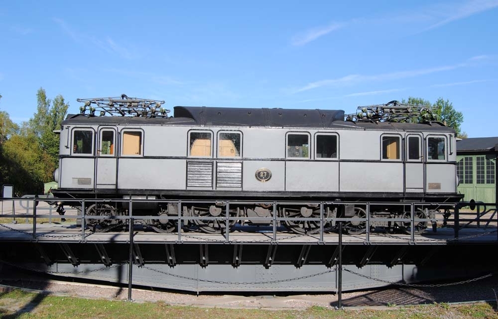 Ellok litt Pa nr 27.

Lok 27 är ett av två snälltågslok, som i princip är uppbyggda som de första malmtågloken, men som enkellok. Motorn är två meter i diameter och driver utan kugghjul, via koppelstänger, lokets blindaxel.
Loket är i 1930 års utförande och i körbart skick.
Plåtklädd träkorg, blågrå.