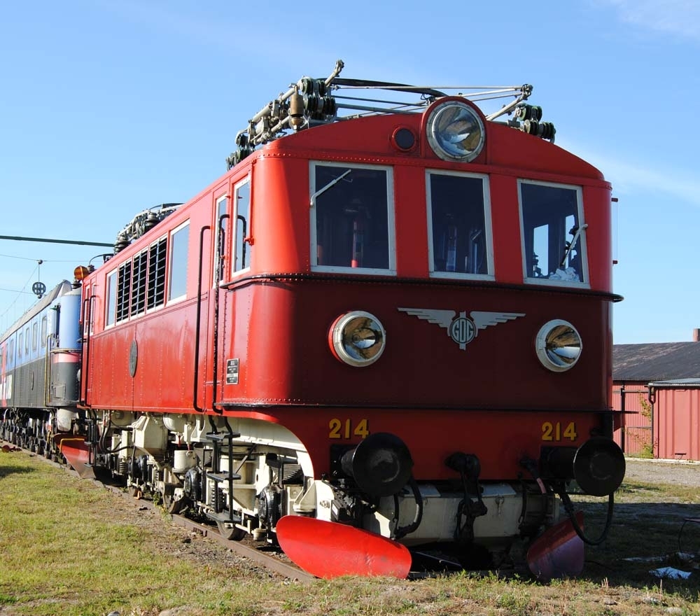 Ellok BJ litt O nr 214, SJ Litt Bk N.
Nederdelen mörkröd, överdelen klarröd. Gråvit korg. Emblemen på fronten är GDG:s (Tfv Göteborg-Dalarna-Gävle).
Loket har fyra motorer med en sammanlagd effekt av 2500 hk (1840 kW).

F.d. ID Bk 734

GDG-emblemet framtill har separat inventarienummer Jvm 17211.