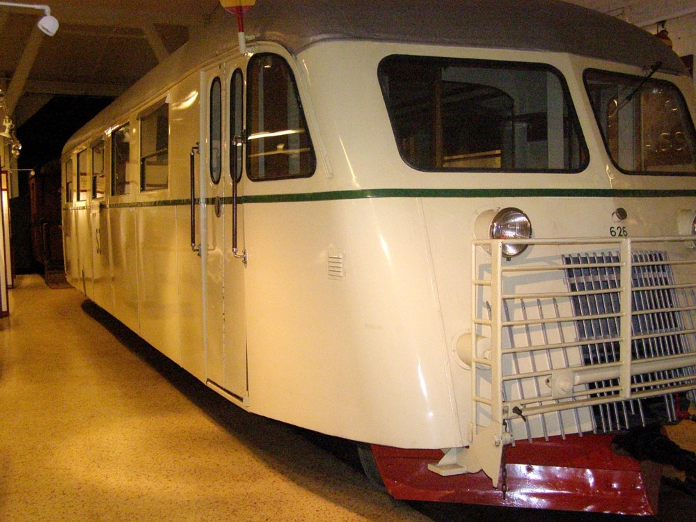 Rälsbuss Yo1s 626, med träkorg med tunn plåt utanpå. Ljust cremegul med en grön rand nedanför fönstren. Taket är silvergrått. Återställd i 1950-tals utförande.
Högsta tillåtna hastighet: 80 km/h.
Motor: Scania D802 på 155 hk.
Antal sittplatser: 46 stycken.