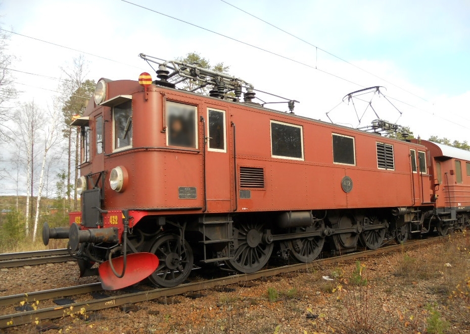 Ellok SJ Dk nr 432
F.d. littera Du, Du2.
Renoverad och delvis återställt till utförande som Dk i 1950-talsutförande. Universallok av den första standardtypen med nitad stålkorg. Nitad hytt, typiskt brunlok och lådformigt som de flesta ellok, men i ganska gott skick. Delvis återställt och ommålat. Utrustat med ATC sedan det kom till museet.