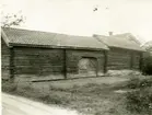 Kumla sn, Väsby, Hedströms gård.
Portliderlänga med källarbod och f.d. stall, 1918.