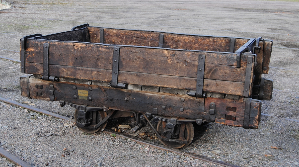 Hästdragen vagn från Kroppa Järnväg, med spårvidd 693 mm. Handbroms som använts när lutningen utför blev för stor.

Jvm00033-1 vagn.
Jvm00033-2 skänklar.