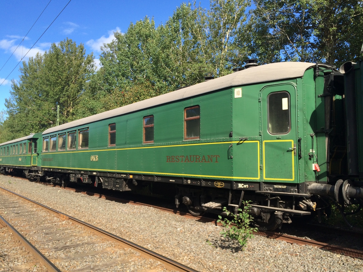 OKB BCort 73. F.d. littera SJ Ro2b 2982.
Insvängda gavlar efter tysk förebild. Vagnen har kvar sina dragspelsbälgar.
Grönmålad stålvagn.
Boggier modell 07F

40 platser i salong.