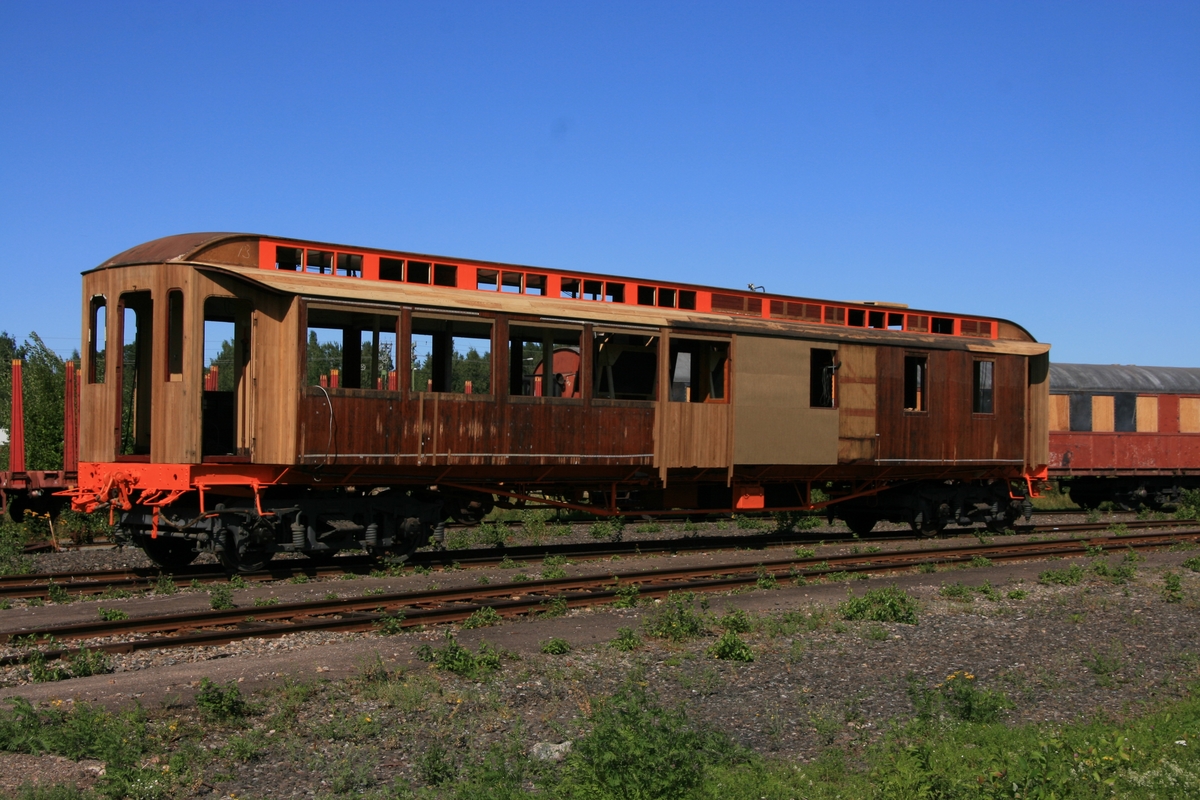 Restaurangvagn SJ ABo3a nr 2702.

Restaurangvagn av 1913 års modell. Vagnen har restaurerats i Järnvägsmuseets egen verkstad mellan 2009 till 2024 till nära originalutförande, efter efter att ha tömts på i princip all inredning 1965. Stora inslag av rekonstruktioner men med tidstypiska material och metoder. Hela inredningen har rekonstrueras efter äldre ritningar och fotografier, ett dörrparti från en samtida vagn som skrotats har dock kunnat återanvändas. 
Nybyggda fönster. Teakpanelen utvändigt är till större del original, panelen har demonterats, skrapats och återmonterats.