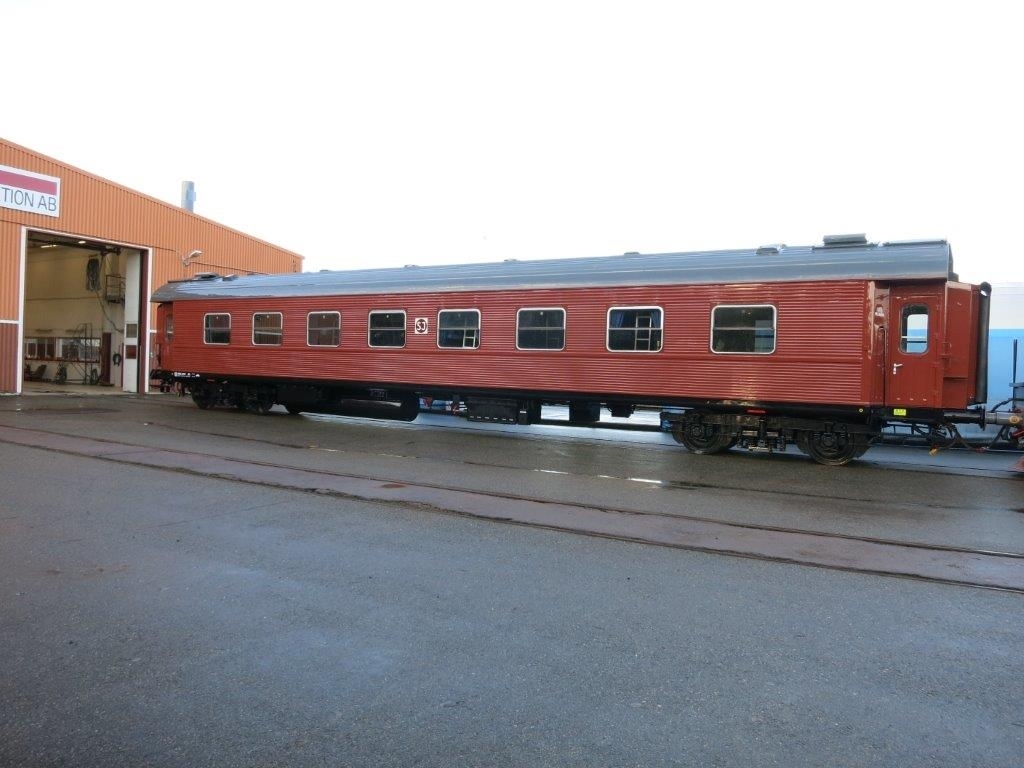 Liggvagn, ombyggd från andra klass personvagn, SJ BC2T nr 3566. Stålvagn med svetsad, självbärande korg.
Lackerades rödbrun 2014 som den såg ut i 1975 års utförande.

Platser: 48 liggplatser eller 64 sittplatser

Högsta tillåtna hastighet: 160 km/h

BC2T är en beteckning (littera på jvg-språk) på vagnstypen och betyder:
BC = Liggvagn
2 = Modell 2 i ”BC-familjen”, vilket har med inredningen att göra
T = Vagnen var försedd med vacuumtoalett när den var nyombyggd, och det markerades genom ett T
3566 är vagnens individnummer

EVN: 50 74 59 73 688-4.
MD-boggier.