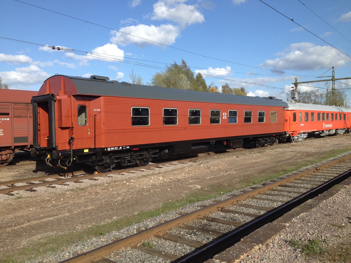 Liggvagn, ombyggd från andra klass personvagn, SJ BC2T nr 3566. Stålvagn med svetsad, självbärande korg.
Lackerades rödbrun 2014 som den såg ut i 1975 års utförande.

Platser: 48 liggplatser eller 64 sittplatser

Högsta tillåtna hastighet: 160 km/h

BC2T är en beteckning (littera på jvg-språk) på vagnstypen och betyder:
BC = Liggvagn
2 = Modell 2 i ”BC-familjen”, vilket har med inredningen att göra
T = Vagnen var försedd med vacuumtoalett när den var nyombyggd, och det markerades genom ett T
3566 är vagnens individnummer

EVN: 50 74 59 73 688-4.
MD-boggier.