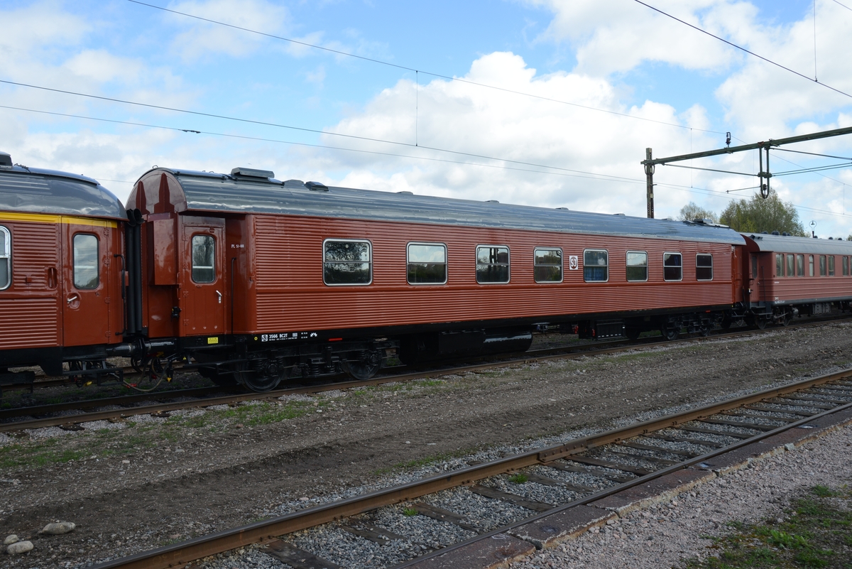 Liggvagn, ombyggd från andra klass personvagn, SJ BC2T nr 3566. Stålvagn med svetsad, självbärande korg.
Lackerades rödbrun 2014 som den såg ut i 1975 års utförande.

Platser: 48 liggplatser eller 64 sittplatser

Högsta tillåtna hastighet: 160 km/h

BC2T är en beteckning (littera på jvg-språk) på vagnstypen och betyder:
BC = Liggvagn
2 = Modell 2 i ”BC-familjen”, vilket har med inredningen att göra
T = Vagnen var försedd med vacuumtoalett när den var nyombyggd, och det markerades genom ett T
3566 är vagnens individnummer

EVN: 50 74 59 73 688-4.
MD-boggier.