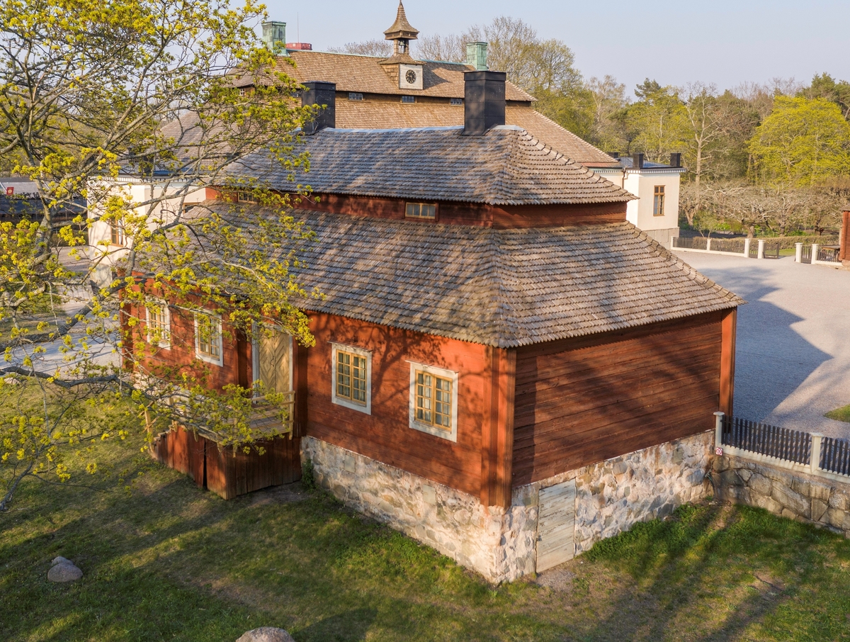 Biblioteksflygeln på Skogaholms herrgård är timrad i en våning med säteritak klätt med spån. Byggnaden har två skorstenar klädda med svartmålad plåt. 

Biblioteksflygeln flyttades till Skansen 1936 från Gullaskruvs herrgård, Hälleberga socken, Småland.