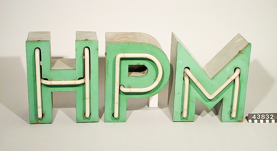 Ljusskyllt "HPM"

Ljusskylt i 17 delar. Text: studionamnet HPM, ansikte, toner, streck samt hela namnet "Hör på mig".
