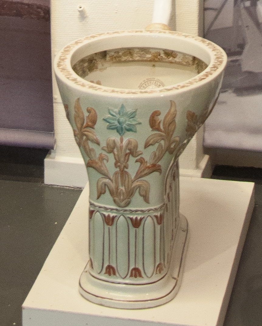 WC-stol i porslin: 470 x 350 x 430 mm. Stolen märkt: "Made in England specially for Fahnehjelm & co. Stockholm"