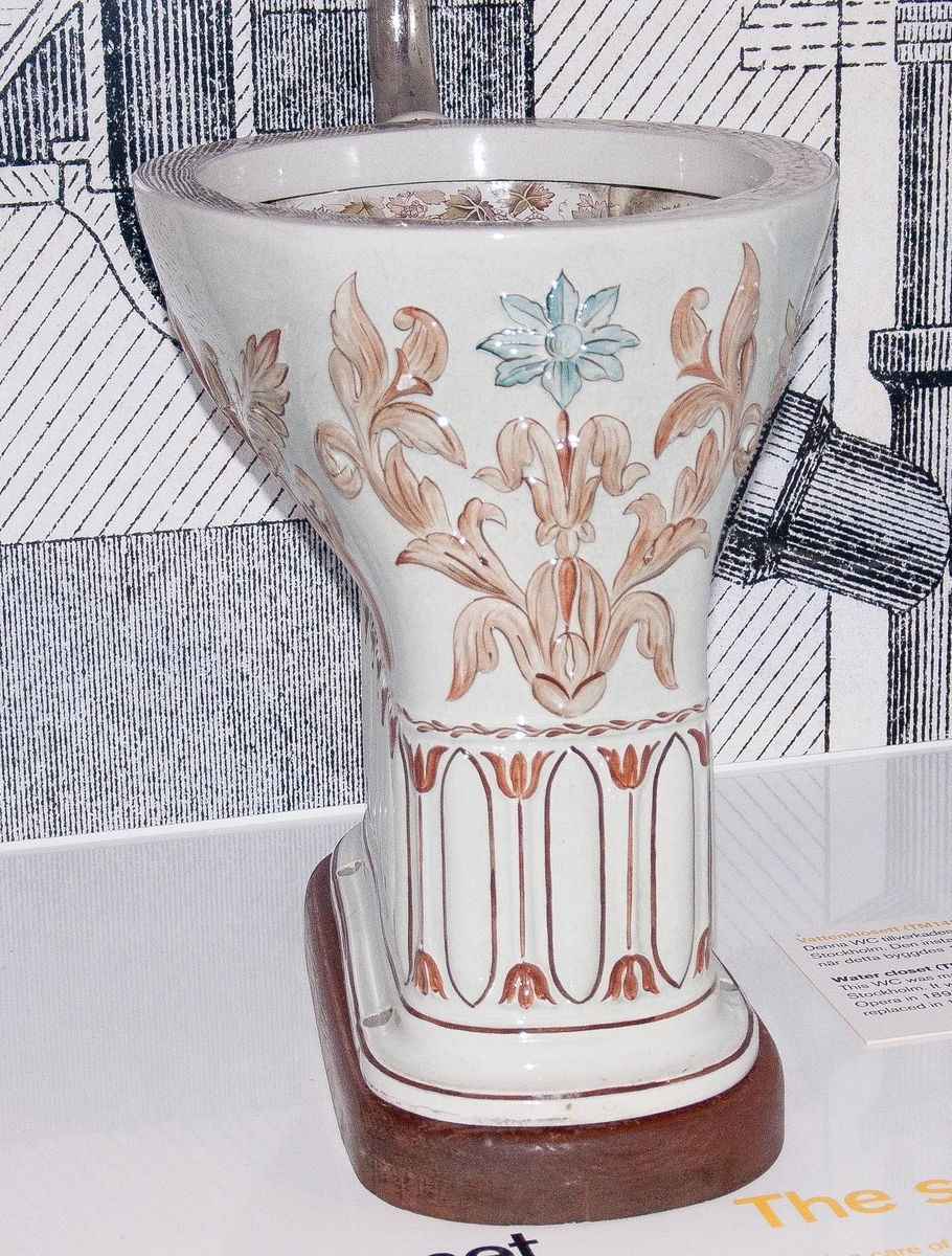 WC-stol i porslin: 470 x 350 x 430 mm. Stolen märkt: "Made in England specially for Fahnehjelm & co. Stockholm"
