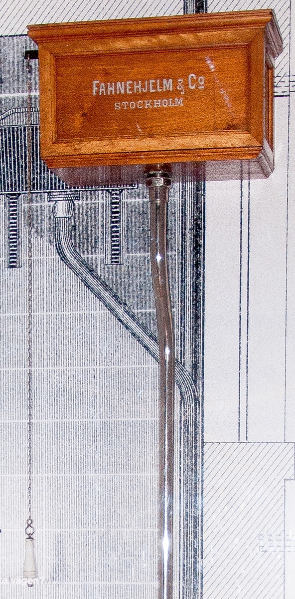 Spolcistern för WC, mått: 290 x 560 x 370 mm. Cisternen märkt: "Fahnehjelm & Co. Stockholm"