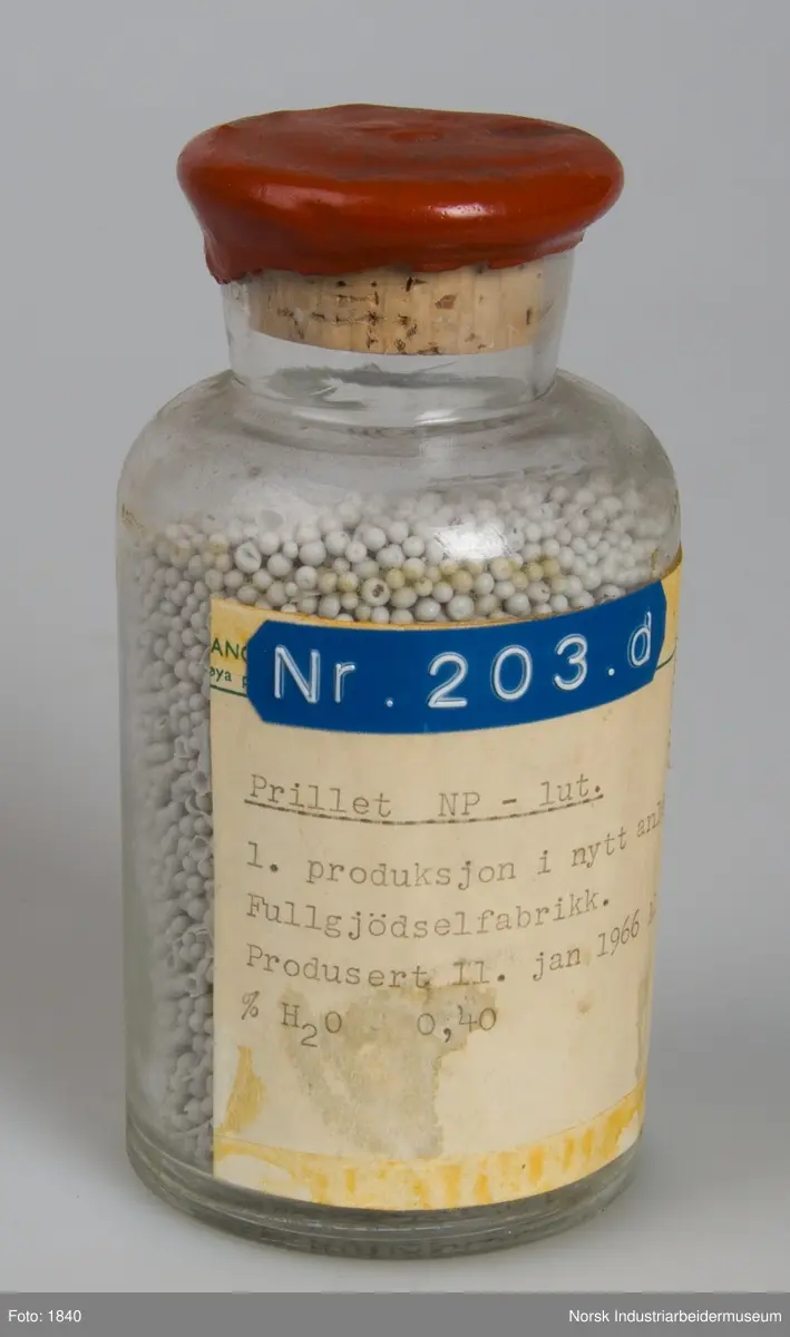 Ni laboratorieglas med diverse produktprøver.