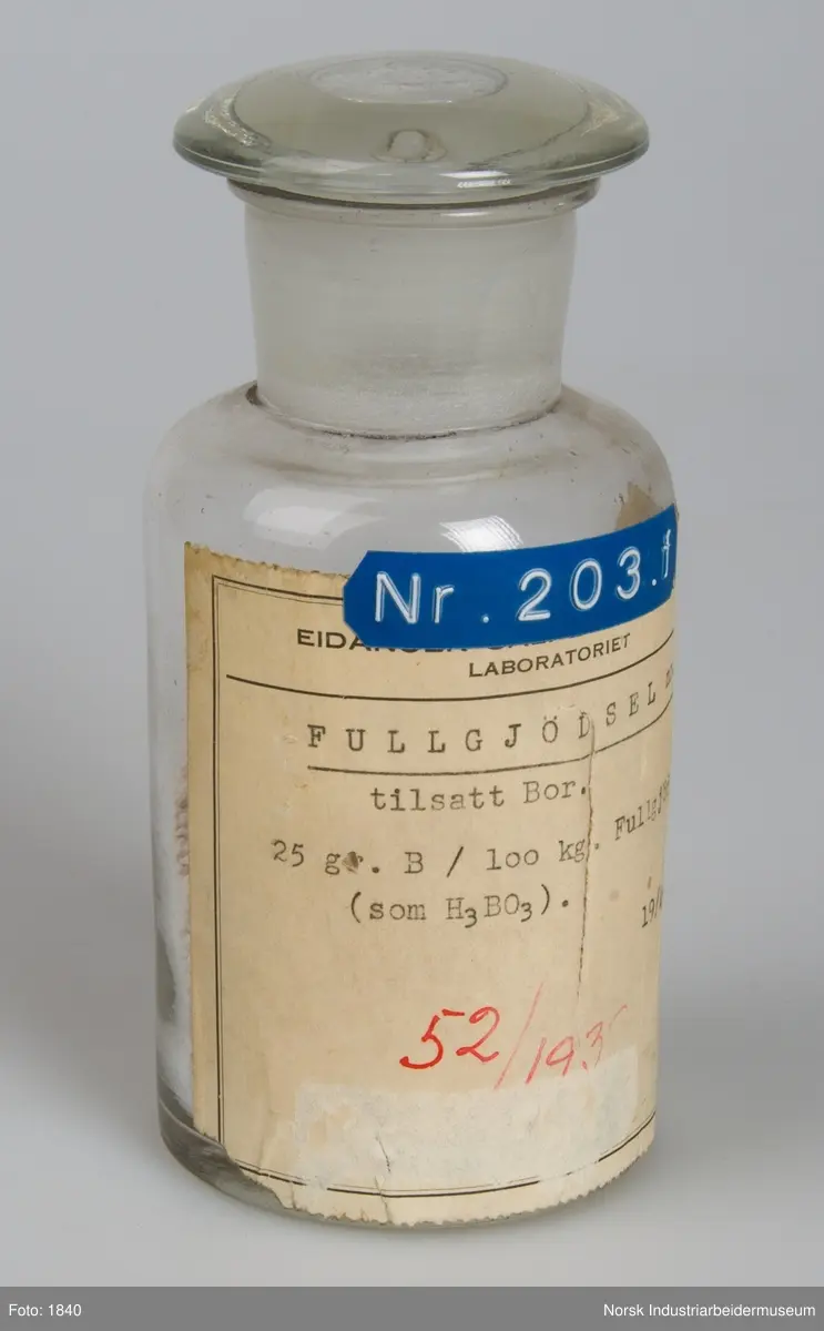 Ni laboratorieglas med diverse produktprøver.