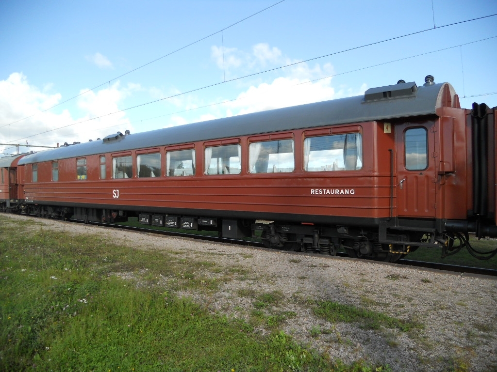 SJ Ro3(b) nr 3749, "Cronstedts vagn".
Helsvetsad, bärande vagnskorg. Rödbrun. Invändigt elektriskt kök och matsal med intarsior av konstnären Evald Dahlskog i form av silhuetter för städerna Malmö och Göteborg. Röd originalmatta. Matsalsinredning med betsad björkfanér på väggar och dörrar och stolar i massiv björk.

Bordsplatser: 48
Största tillåtna hastighet: 130 km/h

Ro3b är beteckningen – eller litterat – på modellen
3749 är vagnens löpnummer i SJ:s vagnserie.

R = restaurangvagn.
o = boggivagn (ska uttalas ”noll”).
3 = ordningsnummer bland restaurangvagnar med ändrad inredning.
b = anger att det är en andra variant av snarlika vagnar.

EVN: 50 74 2833 749-1
Boggier: MD56,1