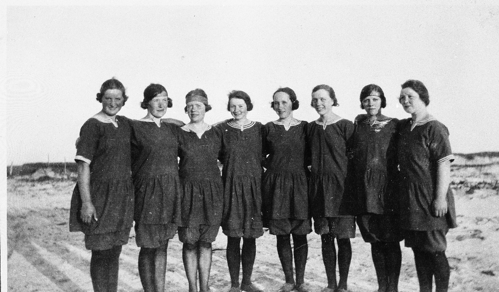 Turnjenter på Nærbø ca 1925. Merk draktene. F.v. Helga Edland, Karen Underhaug, Sigrid Underhaug, Magnhild Gausland, Målfrid Opstad (g. m. dr. Kjos-Hansen, Bryne), Liv Gausland, Milla Gausland, Serina Nærland.